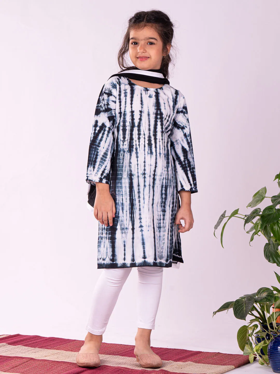 Jashvi Girls Black & White Pure Cotton Tie-Dye Kurta Leggings & Dupatta Set